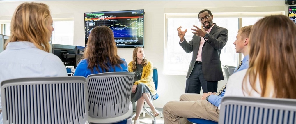 Students and instructor in finance lab.