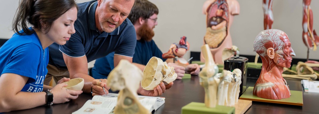 Biology lab with students and teacher.